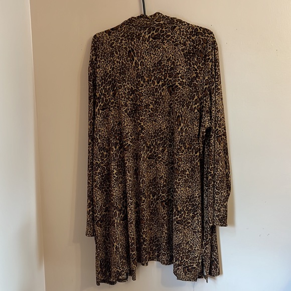 Soft Focus Leopard Print Open Front Throw Size 1X Plus Size - Picture 3 of 7